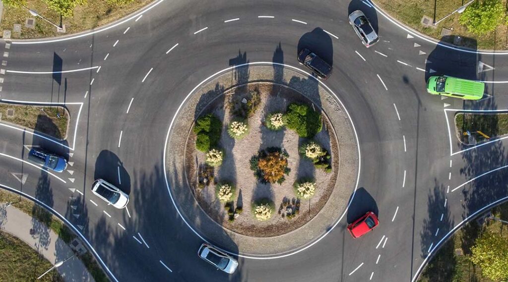 How to drive in a roundabout